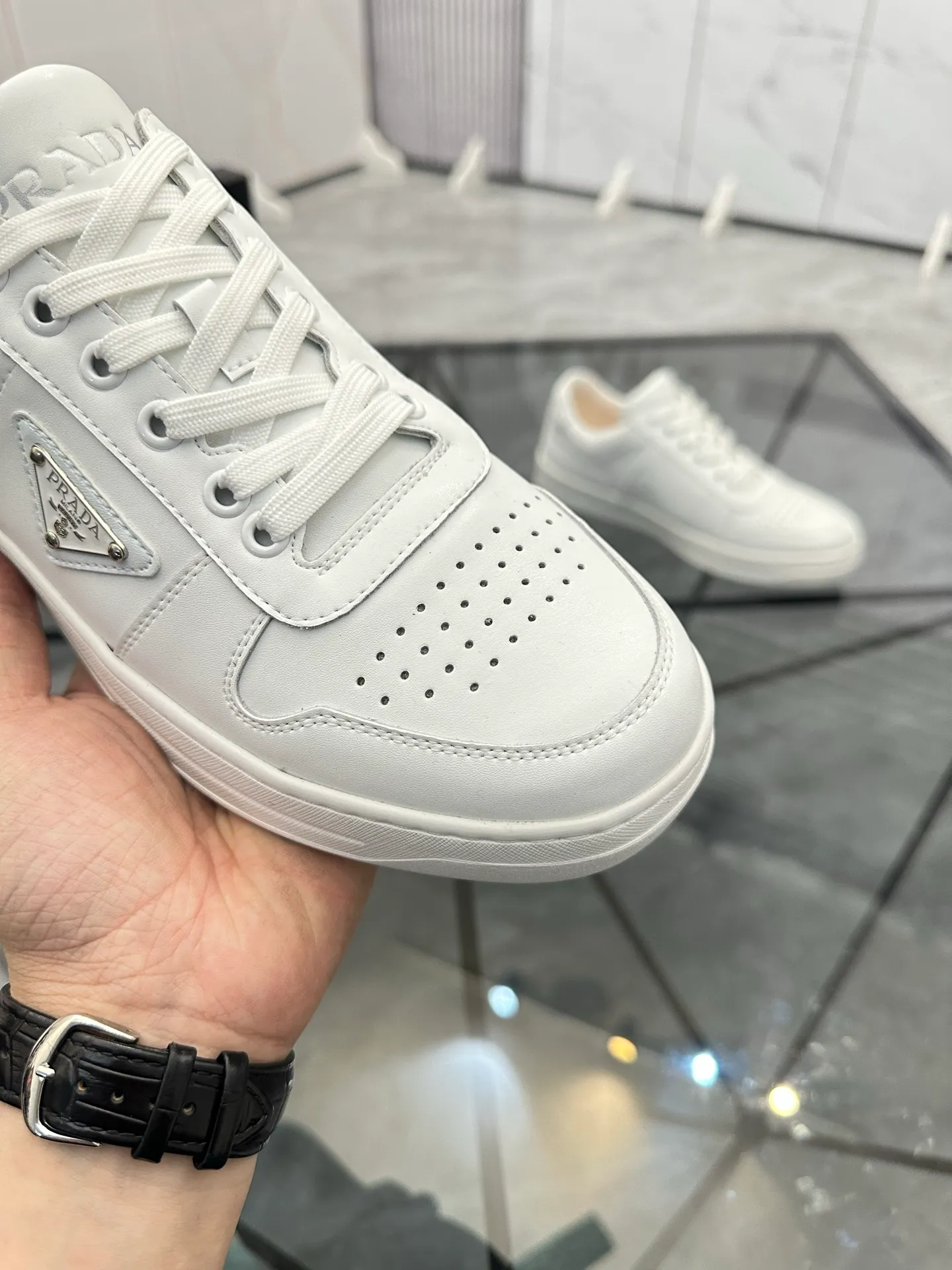 Men's shoes: 💰P400¥ Product trademark: Prada *"Prada*" low-top casual shoes Regular size: 38-44 (can be customized to 45) Product materials: imported cowhide upper, sheepskin lining, original outsole. Number: 020